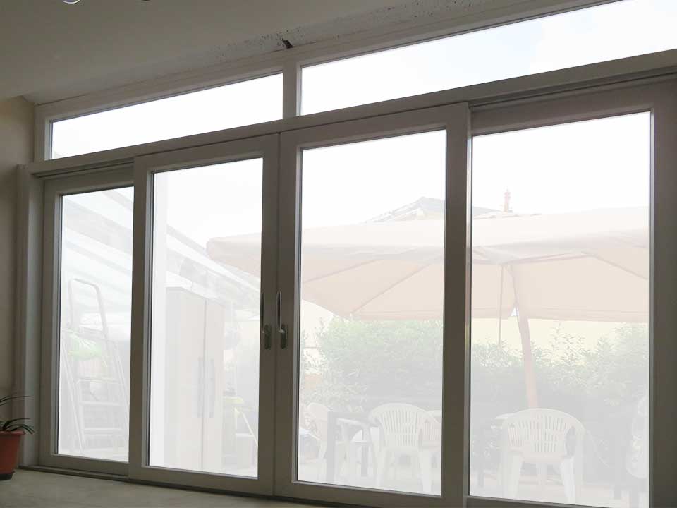 Vetrata scorrevole in PVC bianco con sopraluce
