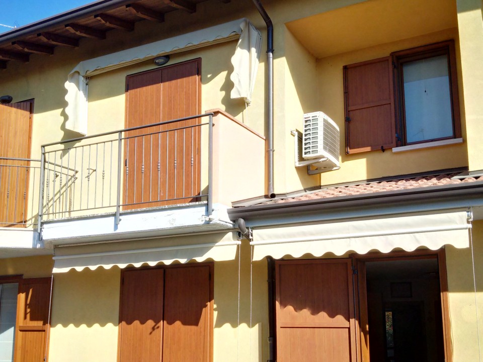 Scuri in alluminio effetto legno a doga verticale