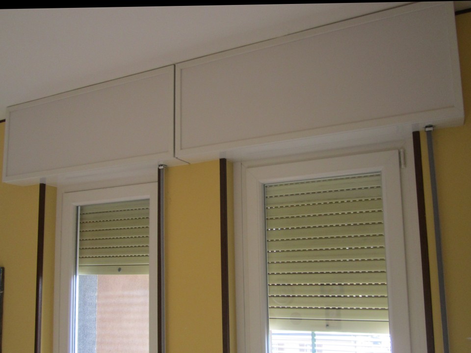 Finestre in PVC bianco con cassonetti copri-avvolgibile