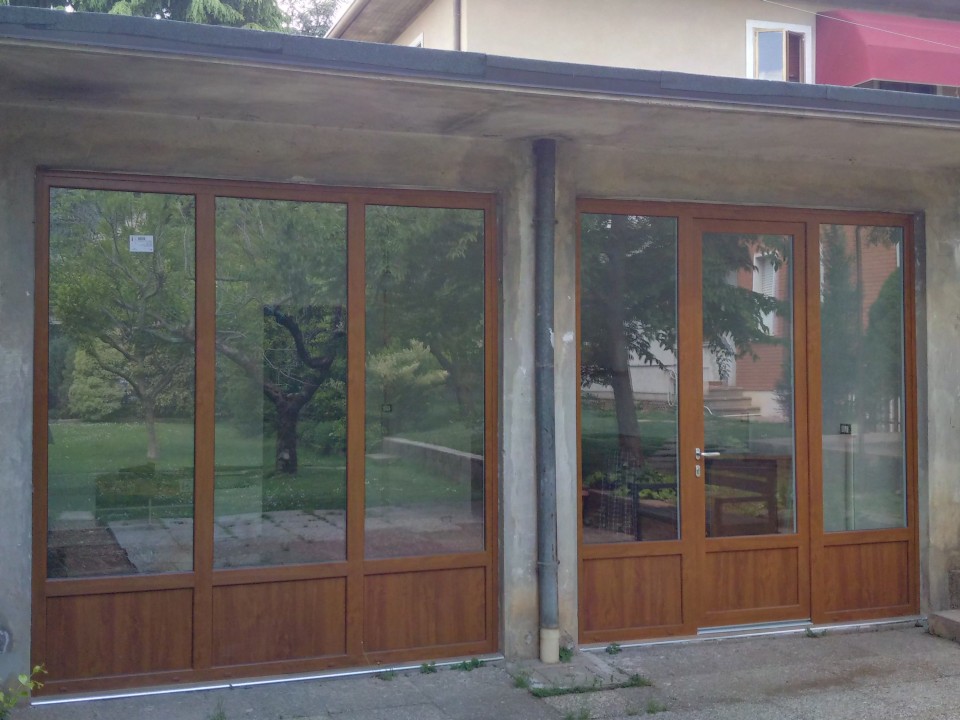 Portoncini in PVC vetrati effetto legno colore noce