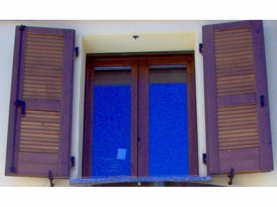 Finestre persiane in legno