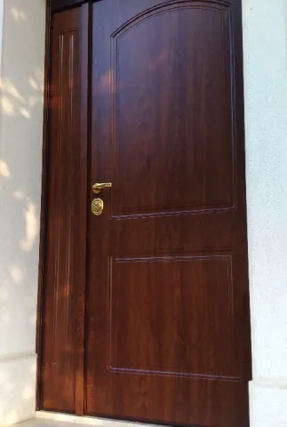Portoncino d'ingresso blindato con pannello in PVC bugnato, anta semifissa e sporaluce fisso