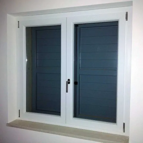 Finestra in PVC bianco a due battenti con ante esterne