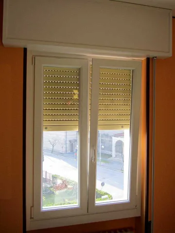 Finestra in PVC bianco a due battenti con cassonetto
