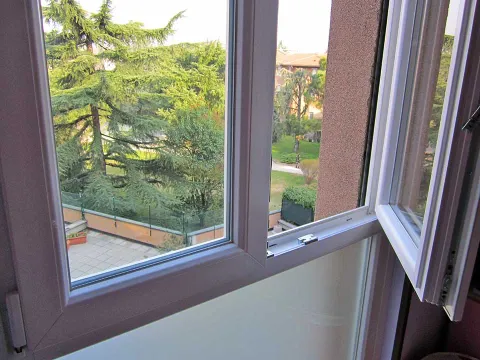 Finestra in PVC bianco a due battenti con fisso inferiore