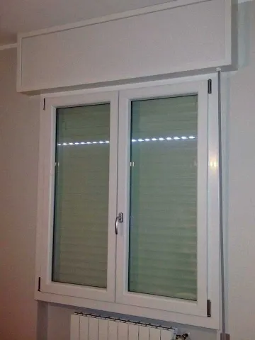 Finestra in PVC bianco a due battenti