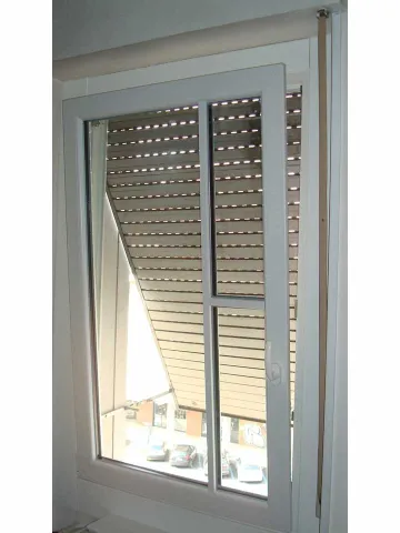 Finestra in PVC bianco con traversini
