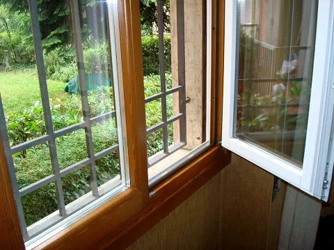 Finestra a due battenti in legno lamellare bicolore
