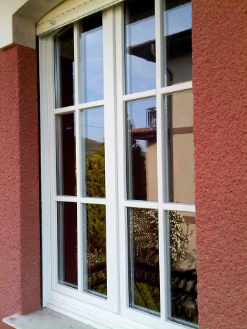 Finestra a due battenti in legno con inglesina