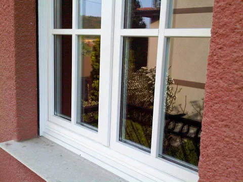 Finestra a due battenti in legno con inglesina (particolare)