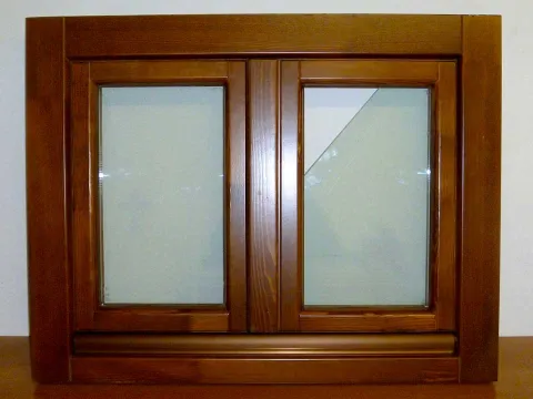 Finestra a due battenti in legno lamellare lato esterno