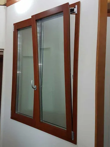 Finestra a due battenti in legno lamellare lato interno