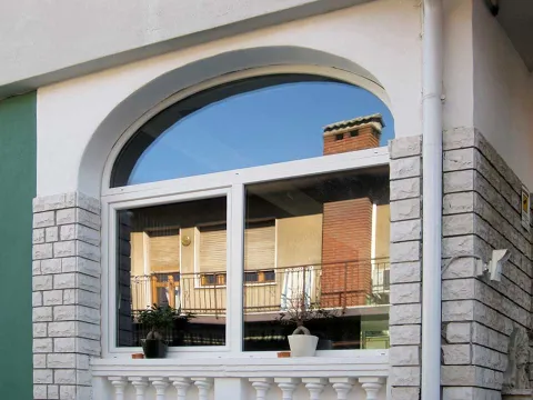 Finestre in PVC scorrevoli complanare lato esterno