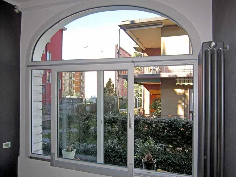Finestre in PVC scorrevoli complanare lato interno
