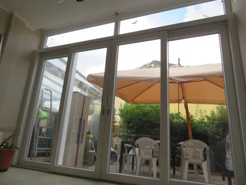 Vetrata doppia scorrevole in PVC bianco con sopraluce fisso