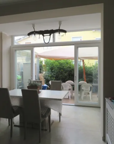 Vetrata doppia scorrevole in PVC bianco con sopraluce fisso