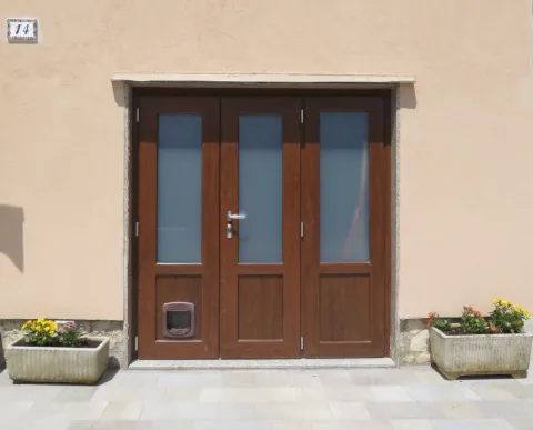 Portoncino d'ingresso in PVC effetto legno con gattaiola