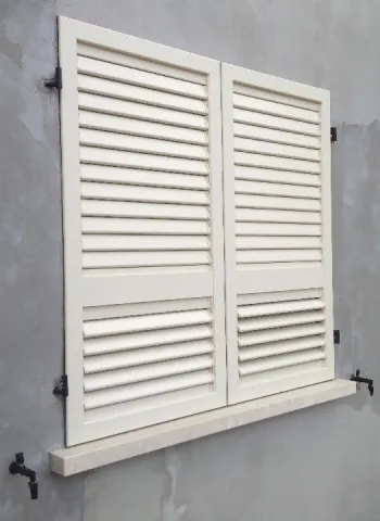 Persiane in alluminio colore RAL 1013 (bianco avorio)