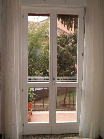 Portafinestra a due battenti in legno lato interno