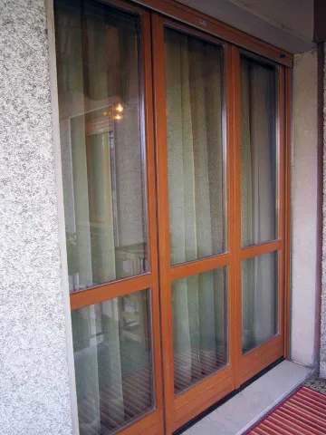 Finestra a tre battenti in legno lamellare lato esterno