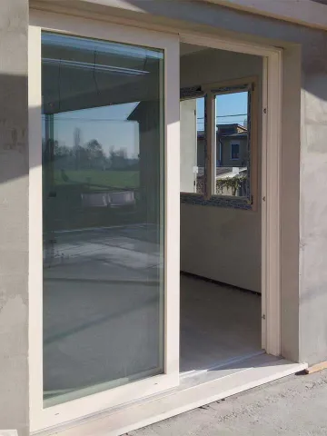 Portafinestra alzante-scorrevole in PVC bianco