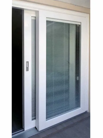 Portafinestra alzante-scorrevole in PVC bianco con veneziana infra-vetro