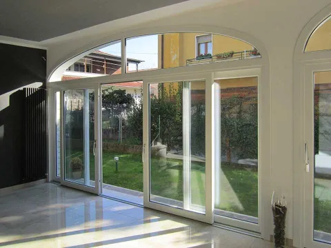 Portafinestra alzante-scorrevole in PVC con sopraluce a sesto lato interno