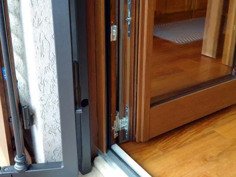 Portafinestra legno-alluminio tinta noce lato esterno (particolare)