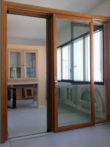 Portefinestra scorrevole in legno lamellare tinta noce chiaro