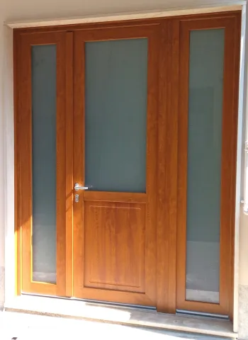 Portoncino in PVC effetto legno con vetri satinati