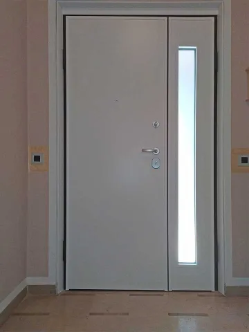 Portoncino d'ingresso blindato con semifisso vetrato (lato esterno)