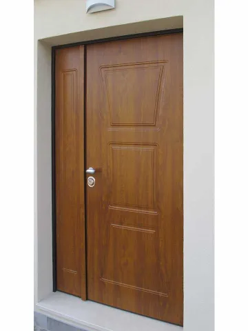 Portoncino d'ingresso blindato con pannello in PVC bugnato