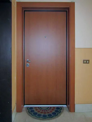 Portoncino d'ingresso blindato da pianerottolo (lato esterno)