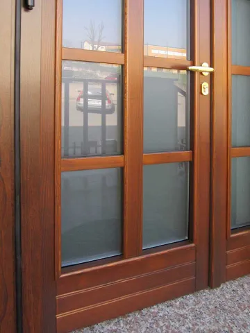 Portoncini d'ingresso in legno vetrato (particolare)