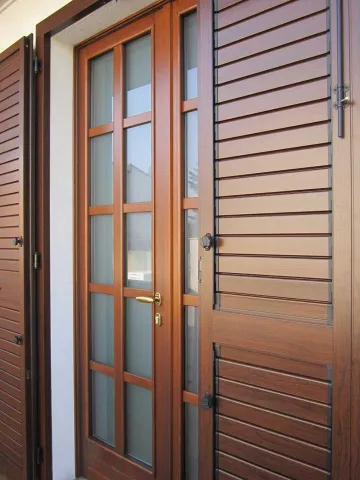 Portoncini d'ingresso in legno vetrato