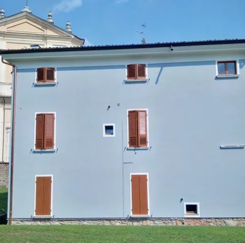 Persiane in alluminio effetto legno a lamella orientabile