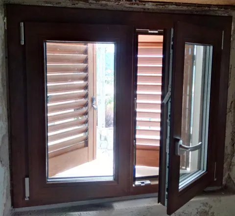 Finestra in PVC effetto legno con persiane in alluminio