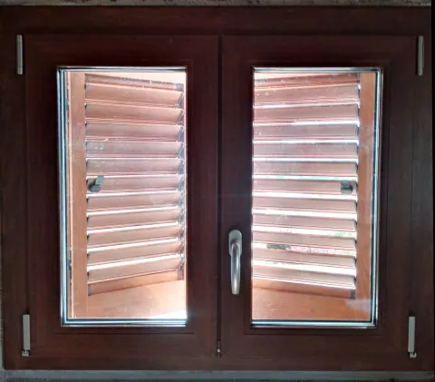 Finestra in PVC effetto legno con persiane in alluminio