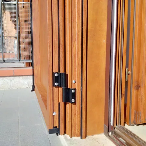 Scuri in alluminio effetto legno a doga verticale