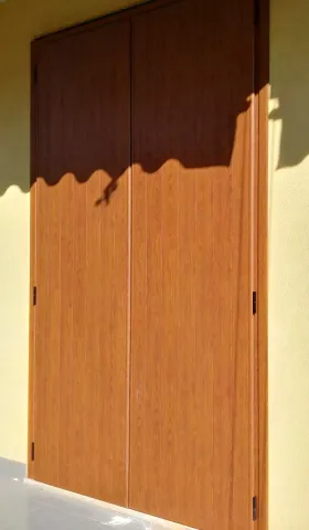 Scuri in alluminio effetto legno a doga verticale
