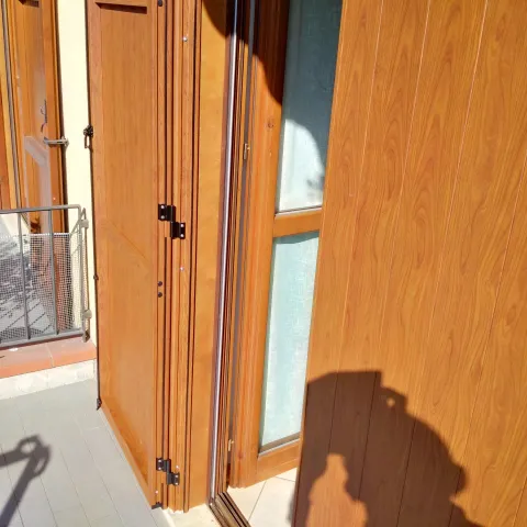 Scuri in alluminio effetto legno a doga verticale