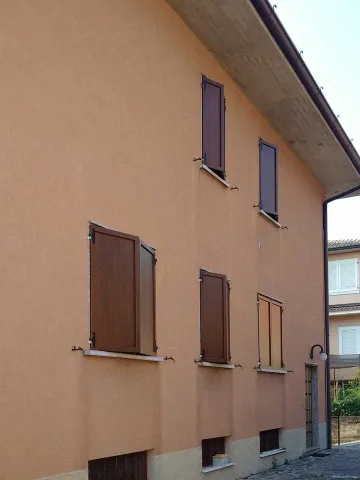 Scuri in alluminio a battente a doga verticale effetto legno