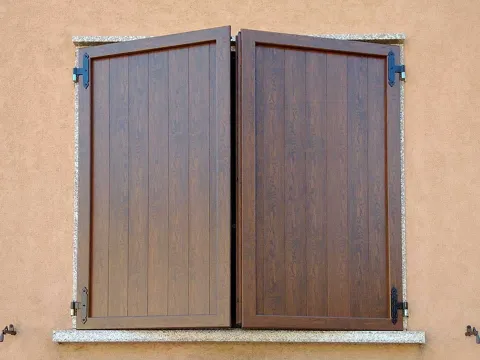 Scuri in alluminio a battente a doga verticale effetto legno