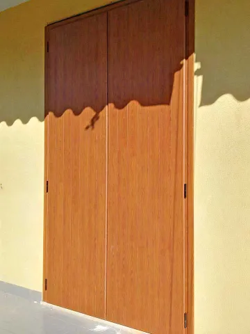 Scuri in alluminio a battente a doga verticale effetto legno