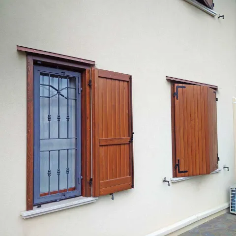 Ante esterne in legno a doghe con telaio
