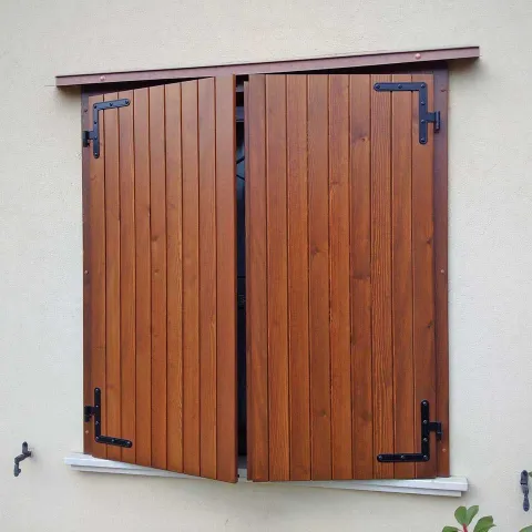 Ante esterne in legno a doghe con telaio