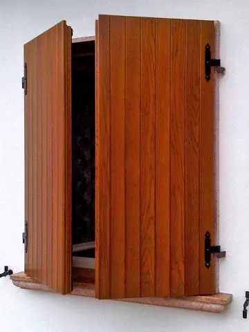 Ante esterne in legno a doghe su cardine a muro