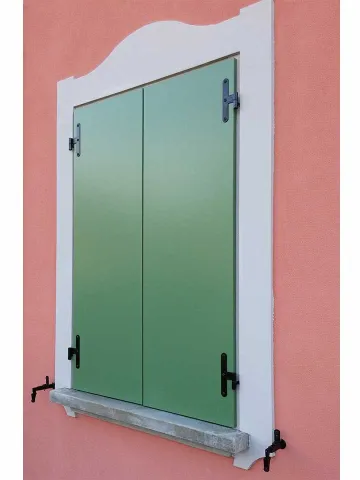 Scuri in legno laccati lisci