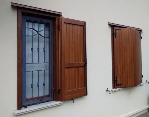 Scuri in legno di pino colore noce a doga verticale