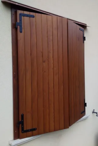Scuri in legno di pino colore noce a doga verticale
